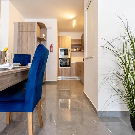 Bright & Spacious 2 Bedroom Penthouse In Ibragg
