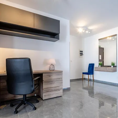 Bright & Spacious 2 Bedroom Penthouse In Ibragg Διαμέρισμα
